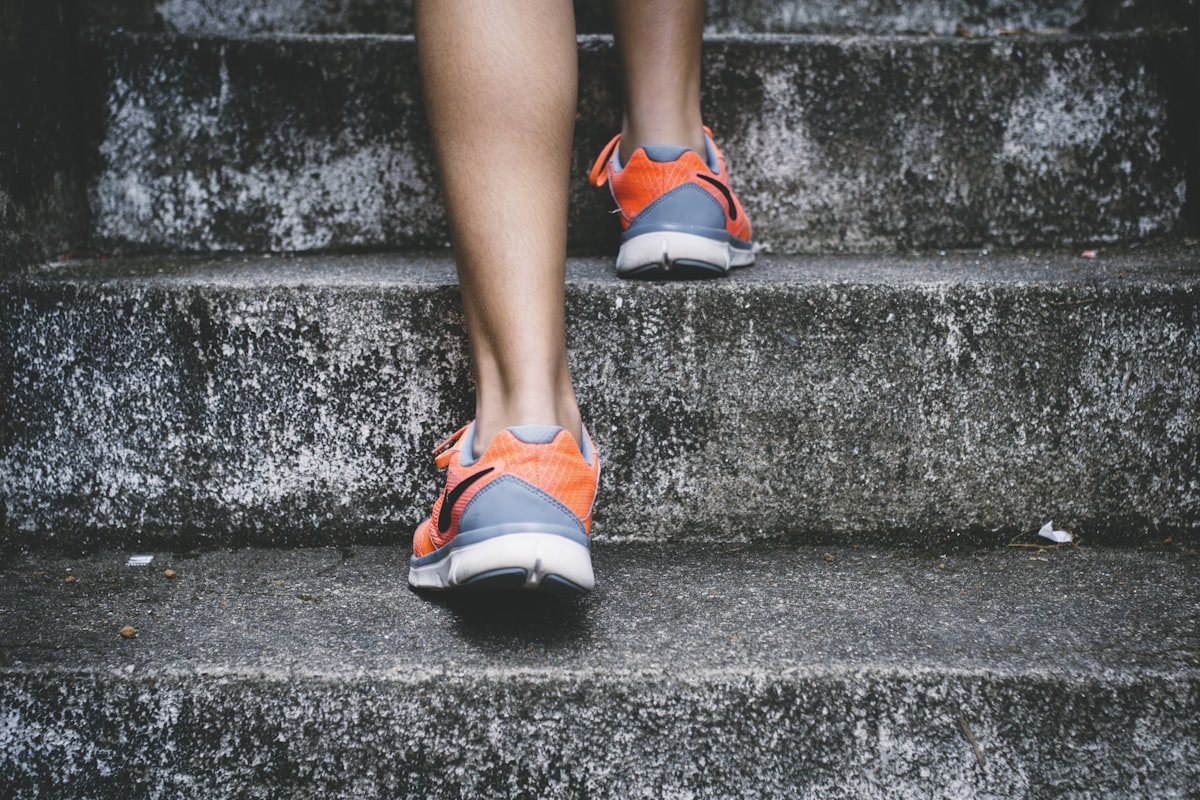 Laufschuhe beim Laufen auf Asphalt